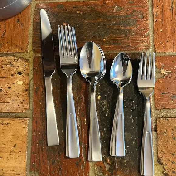 Pfaltzgraff  Danford 20-Piece Stainless Steel Flatware Set - Picture 2 of 4